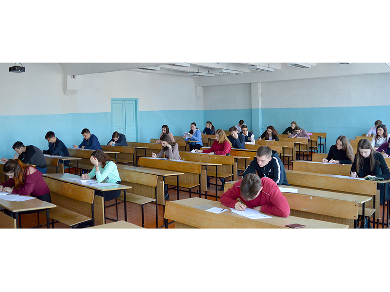 Тестирование по математике открыло неделю пробных экзаменов в формате ЕГЭ в Институте