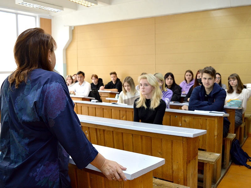 Консультант департамента Администрации Губернатора и Правительства АК провела встречу со студентами.