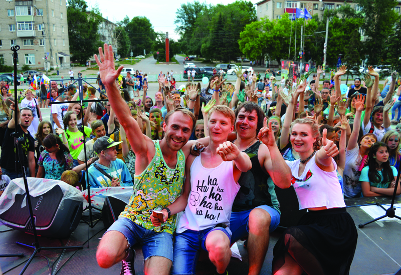 Студенты Рубцовского института (филиала) АлтГУ отпраздновали  День России «Фестивалем  красок»