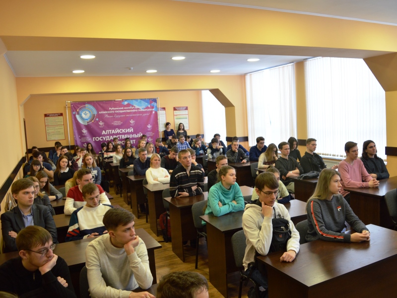 Начальник отделения УНК ГУ МВД по Алтайскому краю провела открытые лекции для студентов Института