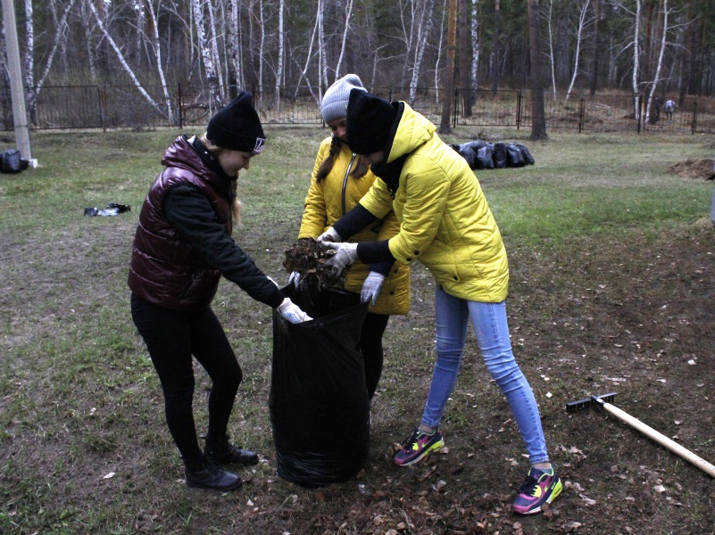 Студенческие отряды Института провели субботник в крупнейшем лагере детского отдыха Алтайского края