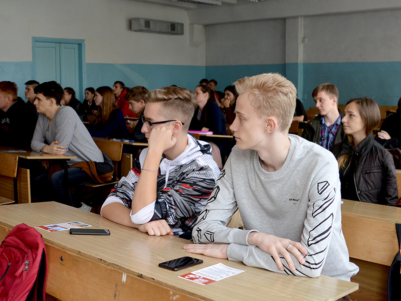 Специалисты "Алтайского центра крови" рассказали студентам, как стать донором и почему это важно