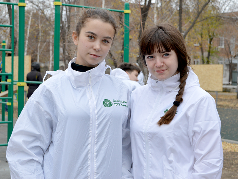 "Зеленая дружина" студентов Рубцовского института занимается озеленением родного города