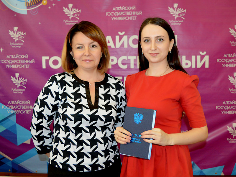 Торжественное вручение дипломов об образовании выпускникам Рубцовского института (филиала) АлтГУ