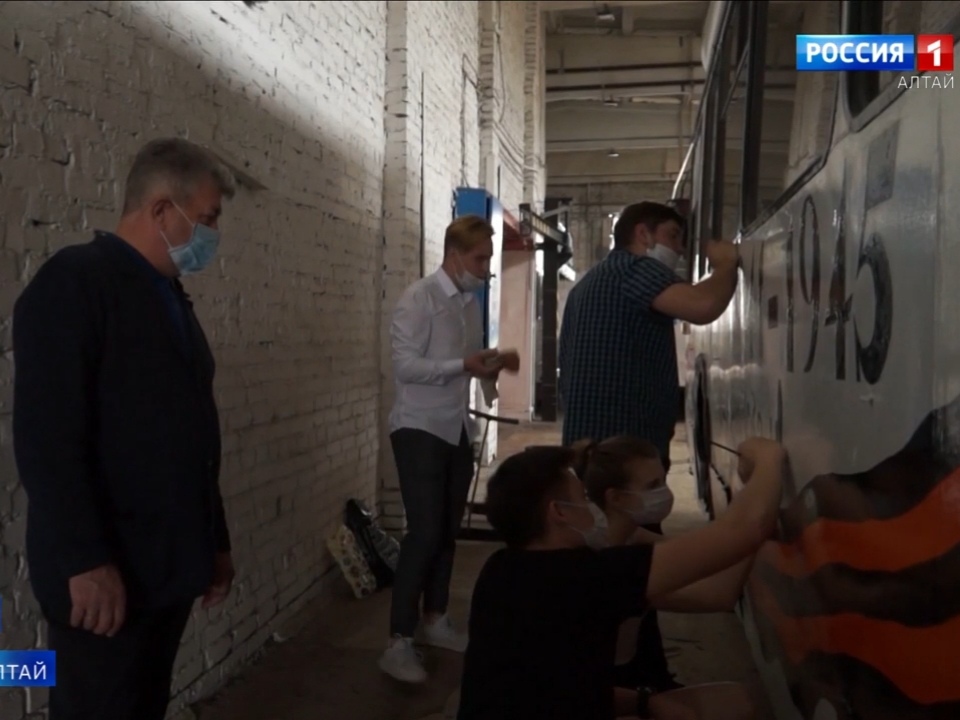 Студенты Рубцовского института (филиала) АлтГУ раскрасили троллейбус к 9 мая