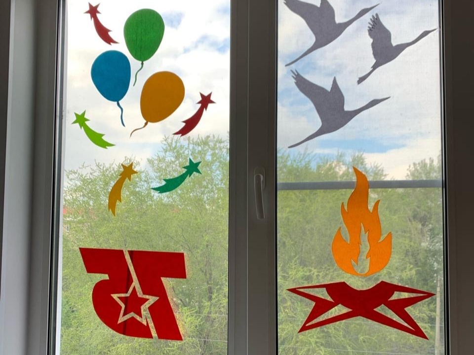 "Спасибо за мирное небо": студенты Института поддержали масштабную акцию "Мирные окна"