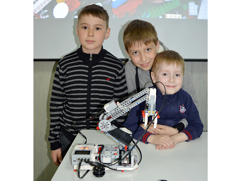 Институт приглашает ребят на занятия в инклюзивную школу робототехники «Шаг в будущее»