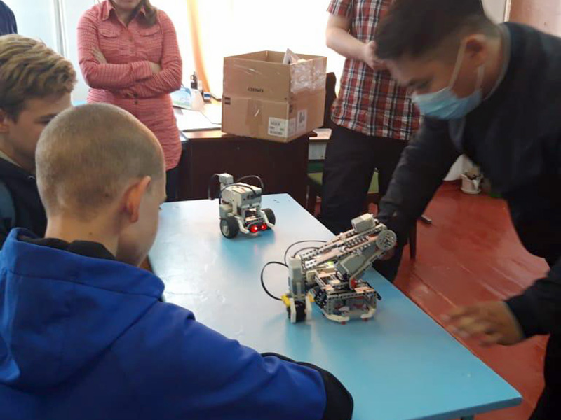 Мастер-класс студентов направления подготовки"Прикладная информатика"для школьников по робототехнике