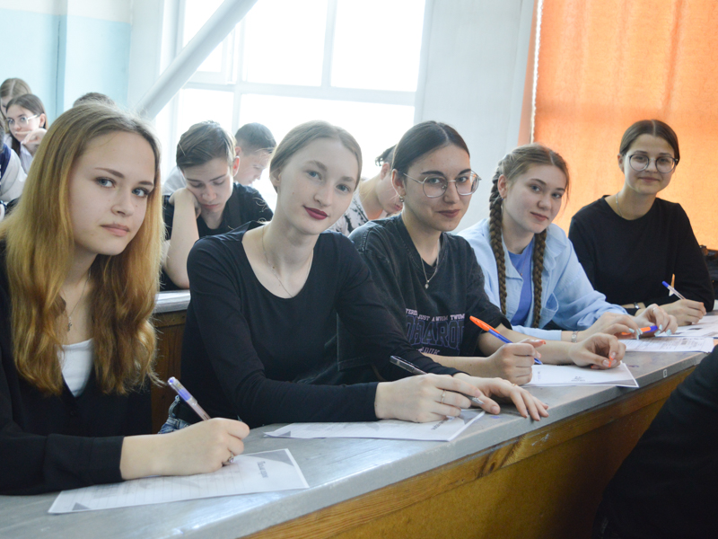 Студенты Рубцовского института (филиала) АлтГУ написали «Диктант Победы» и отправили письма героям